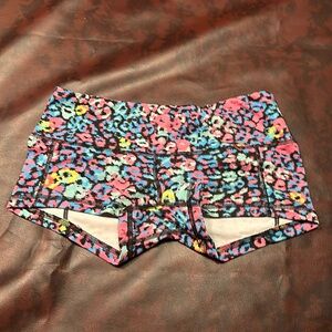 Like new FLEO low rise contour shorts. Size medium.